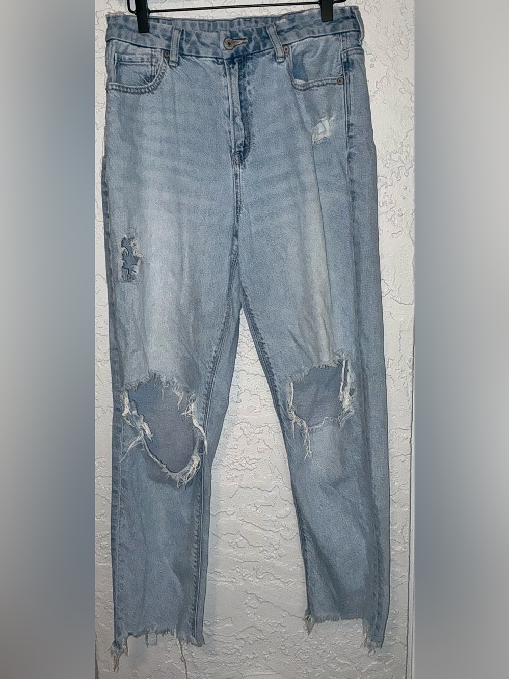 American Eagle Light Blue Distressed Curvy Mom Strigid Jeans